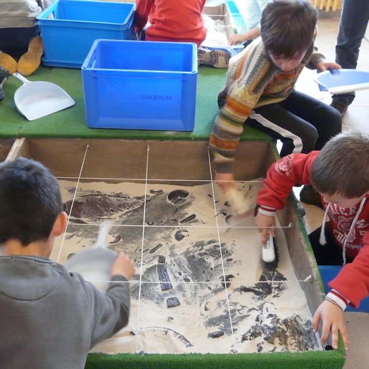 Atelier Géorium chantier de fouilles avec des écoliers